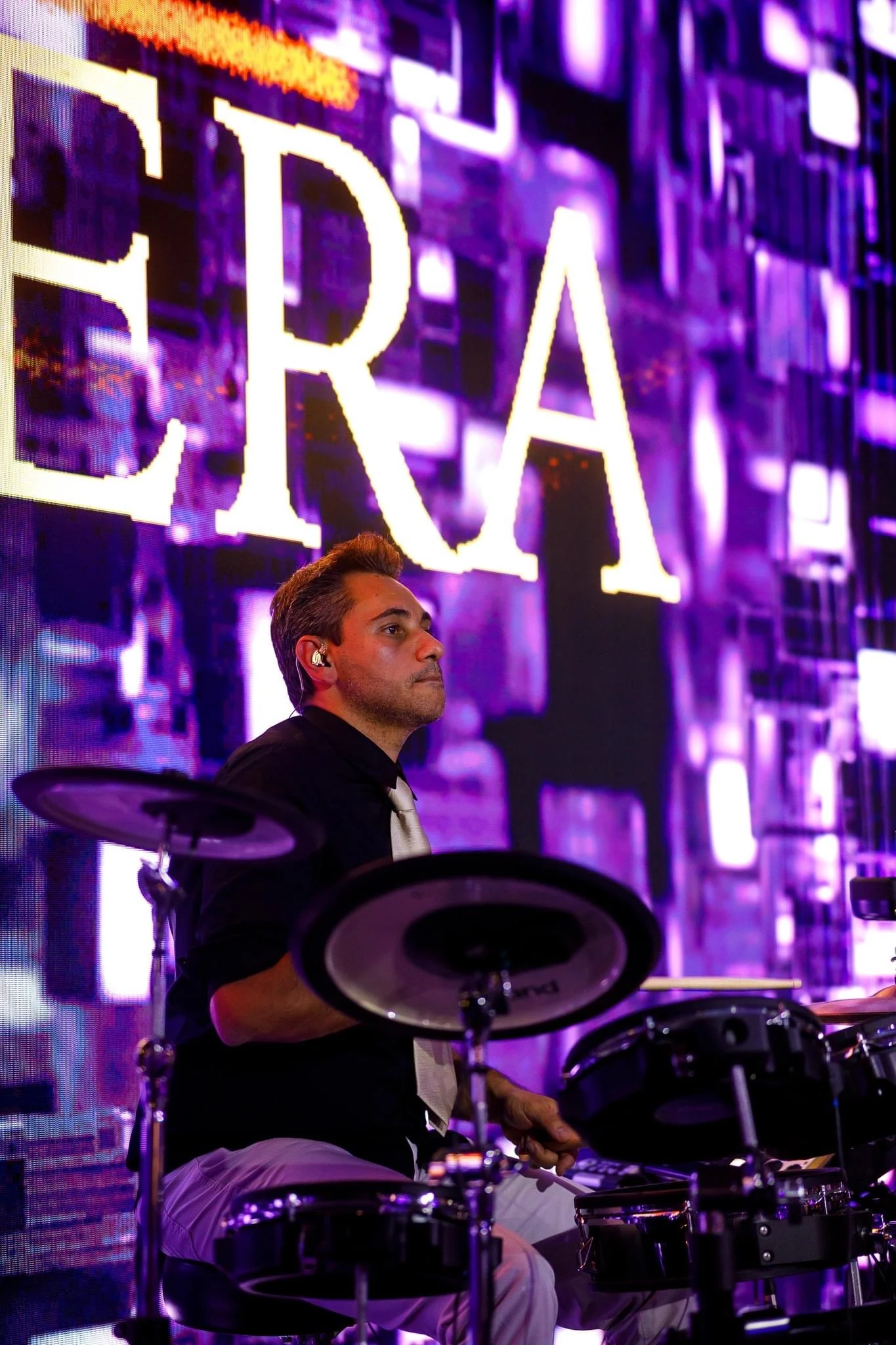 Marco Rizzi alla batteria tra le luci viola