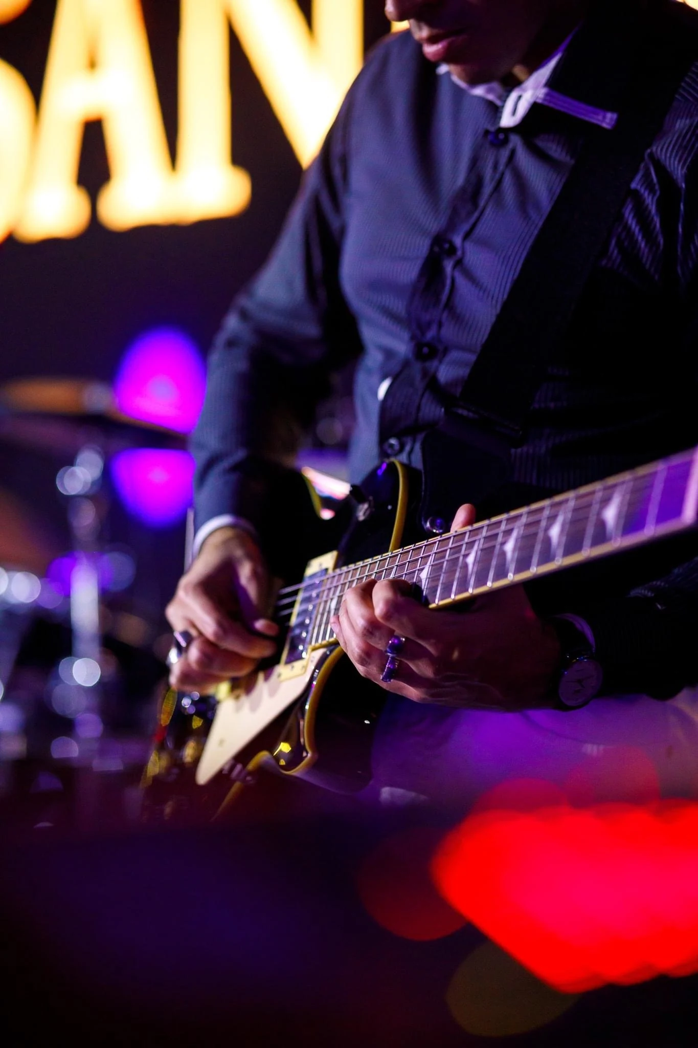 Dettaglio della chitarra durante il live