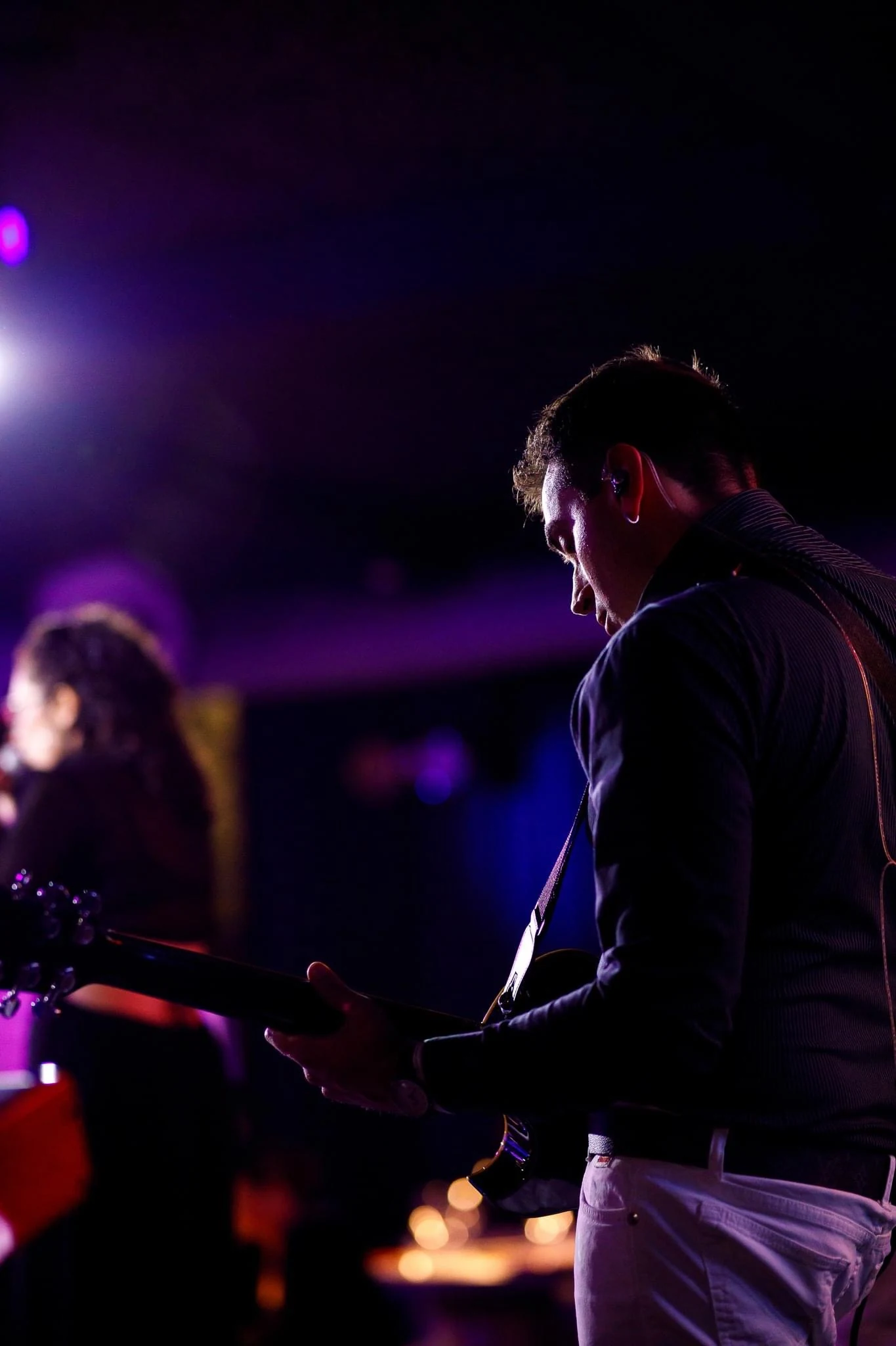 Diego Zizzari alla chitarra sul palco