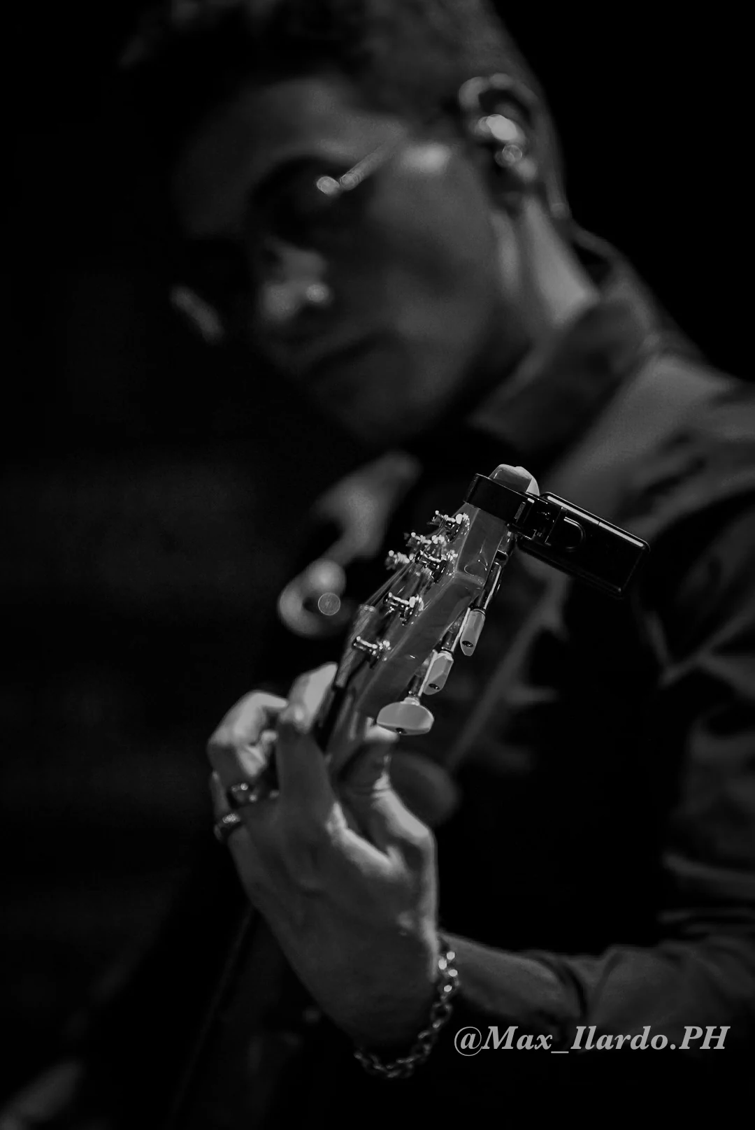 Dettaglio della chitarra durante il concerto