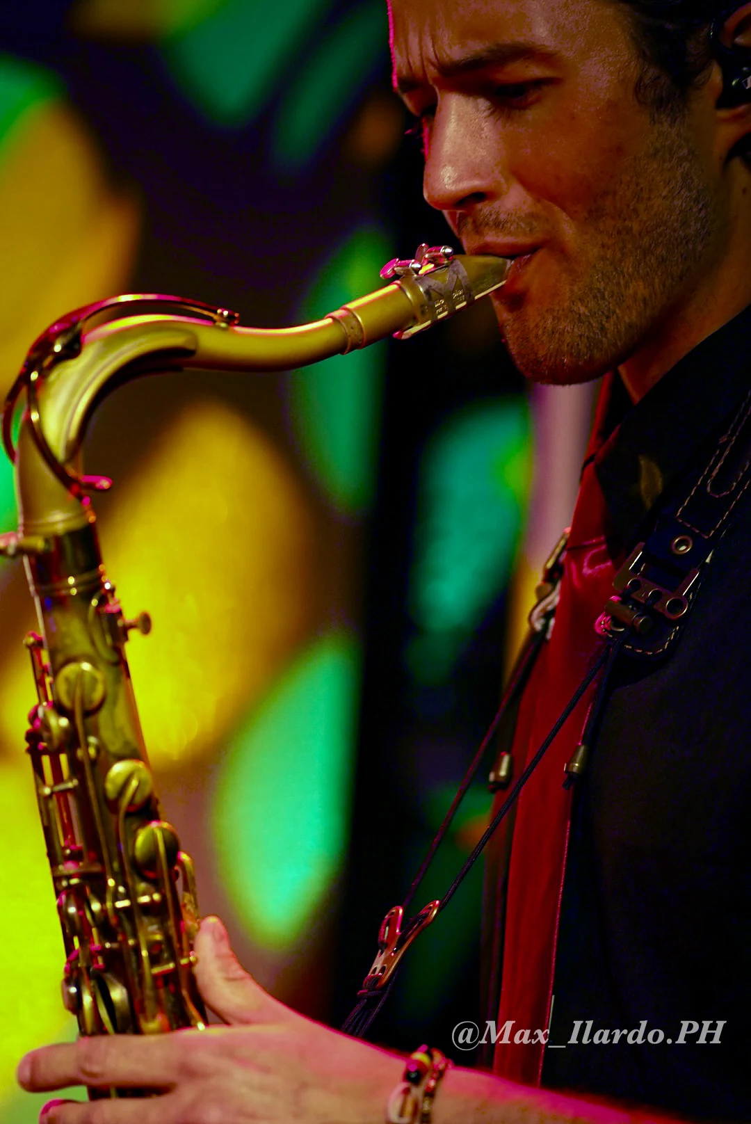 Marco Cerrato al sassofono durante il live